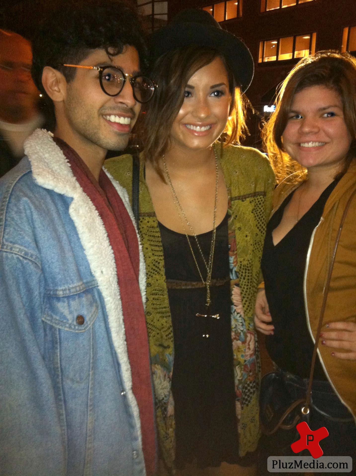 Demi Lovato buys her new cd at midnight | Picture 83101